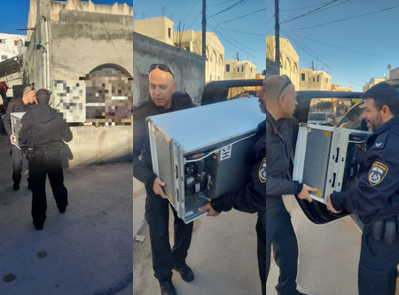 شرطة جسر الزرقاء يتبرعون بثلاجتين لعائلتين تُعانيان من وضع إقتصادي صعب